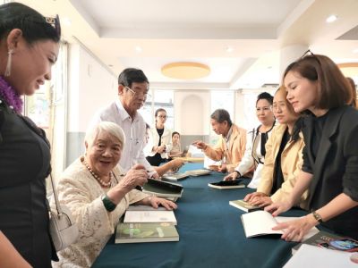 Director Mrs Xuan Phuong is still Happy with " Ganh Ganh Gong Gong " at 93 ages